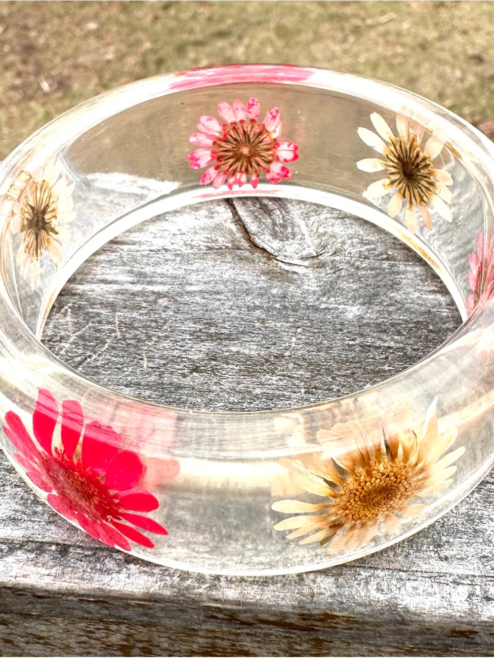 Lucite Bangle Bracelet With Embedded Dried Daisy Flowers - Picture 5 of 6